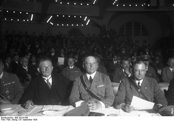Alfred Hugenberg, Franz von Stephani und Franz Seldte bei einer Kundgebung gegen die Annahme des Young-Plans (24. September 1929)